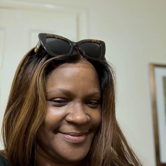 Fendi sunglasses EUC no scratches no callouts comes with case - Picture 7 of 8